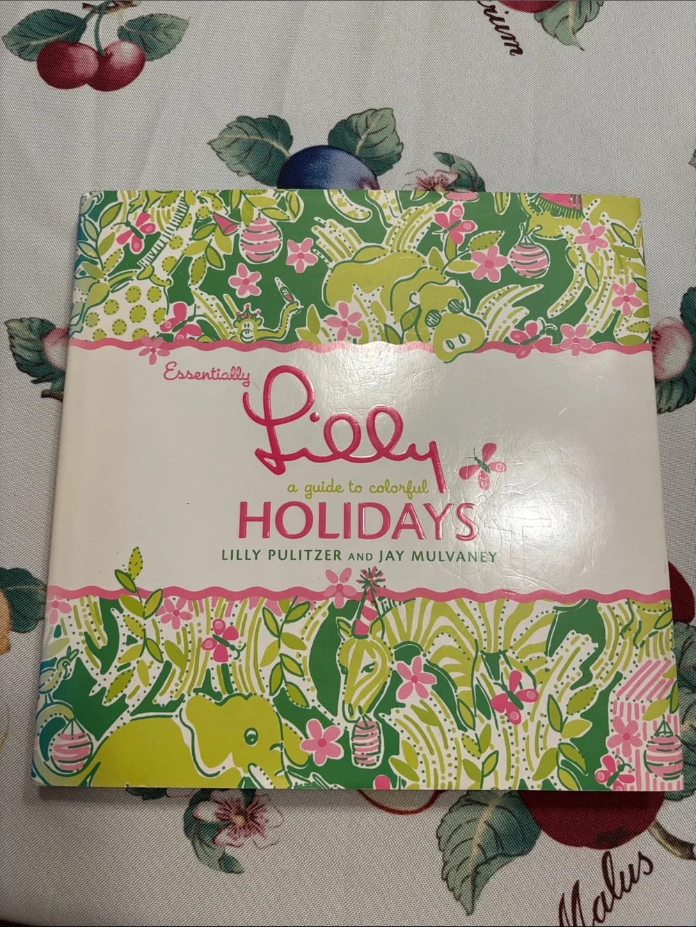 Lilly Pulitzer Essentially Lilly Holiday Cooking/Decor Guide Book